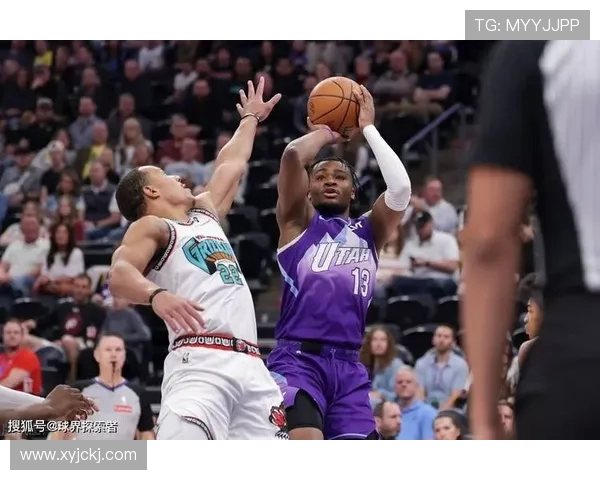 爵士队与开拓者展开激烈对决 双方拼劲十足赛场精彩不断